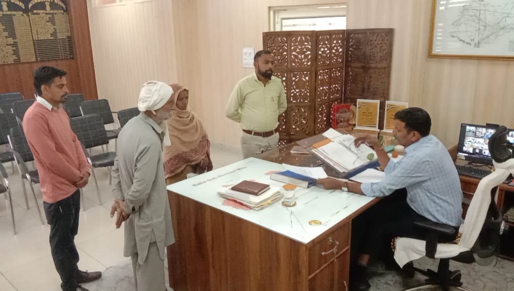 लोगों की समस्याओं के समाधान के कार्यो में किसी भी तरह की देरी न बरतें एसडीएम सुरेन्द्र सिंह